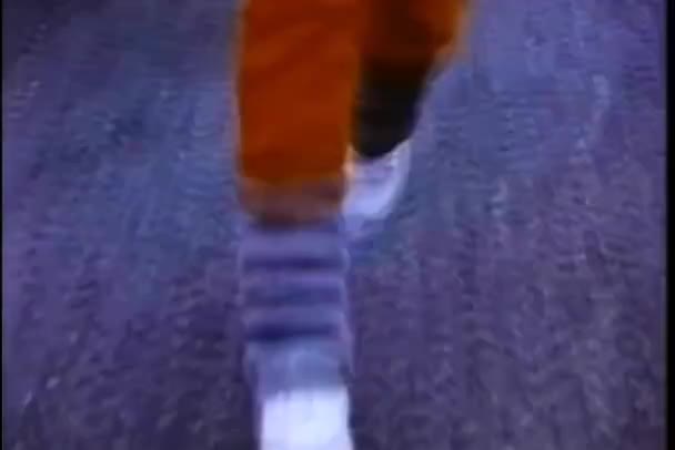 人在运动鞋和绑腿慢跑的特写 — 图库视频影像