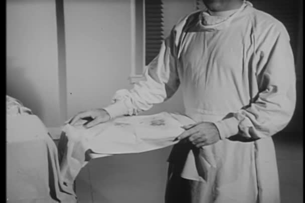 血の汚れと布の上のトレイを保持している医者 — ストック動画