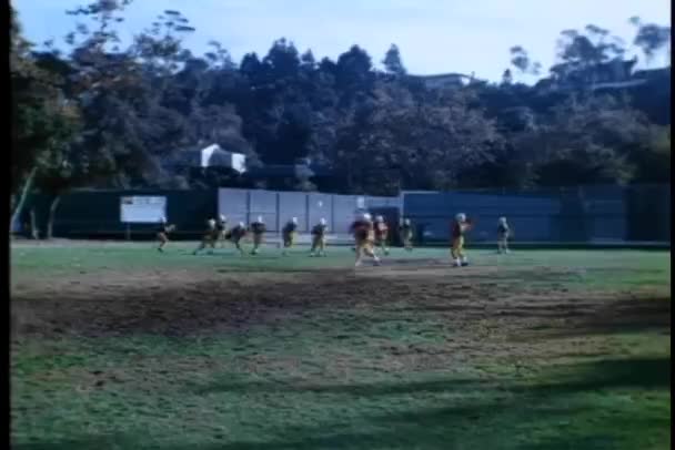 Μεγάλη Shot Από Την Υψηλή Σχολική Ομάδα Ποδοσφαίρου Εξάσκηση — Αρχείο Βίντεο