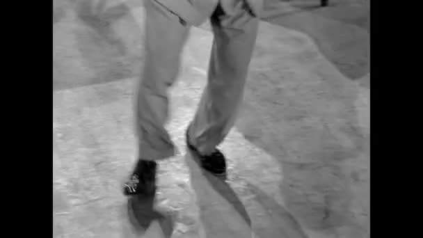 Vue Angle Bas Danseur Claquettes Masculin Années 1950 — Video