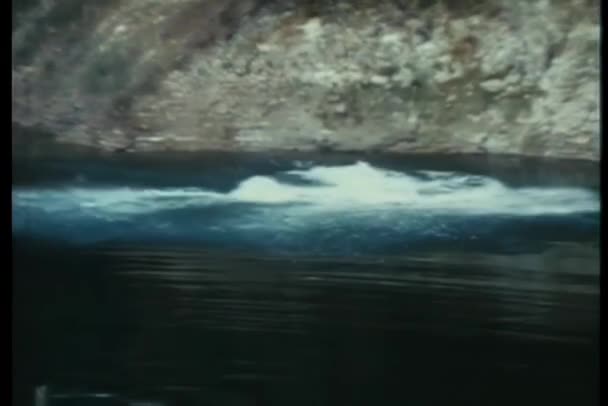 Tres Personas Lanzarse Desde Acantilado Río — Vídeo de stock