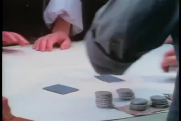 Tiro Medio Del Hombre Golpeando Mano Durante Juego Cartas — Vídeos de Stock
