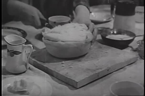 Ruce Řezání Chleba Dřevěné Desce — Stock video