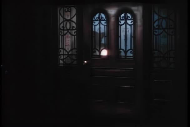 Personne Avec Lampe Poche Entrant Dans Maison Hantée — Video