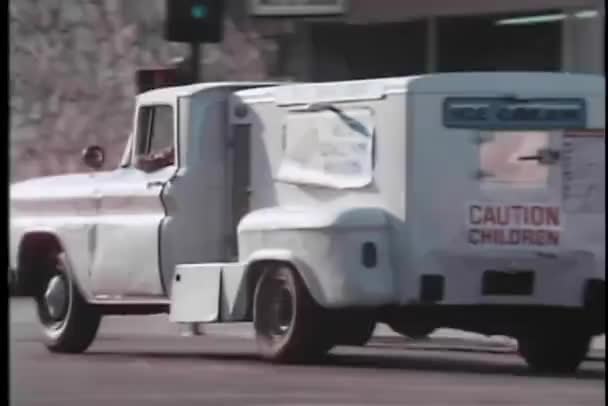 Camión Helados Conduciendo Través Del Tráfico — Vídeo de stock