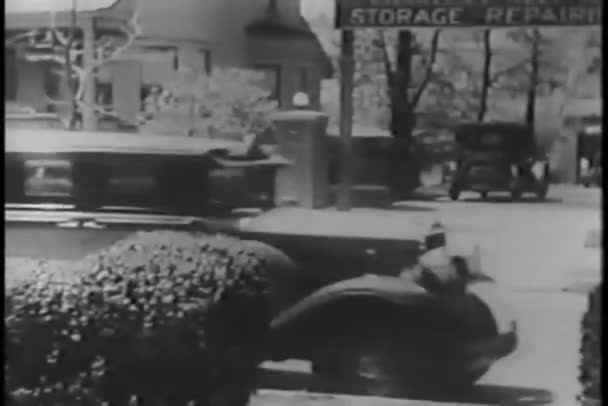 Taxichaufför Dra Upp Framför Huset Och Hatbox Bil 1930 Talet — Stockvideo