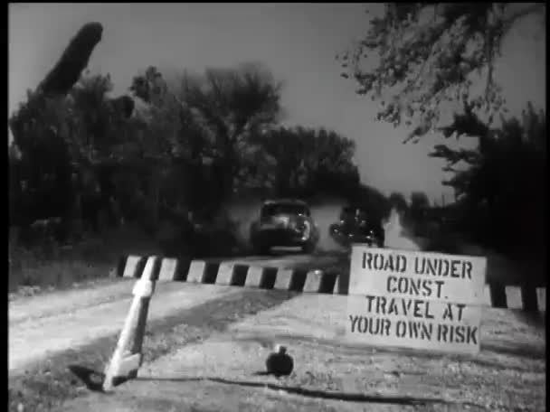 Dois Carros Acelerando Estrada Construção 1960 — Vídeo de Stock
