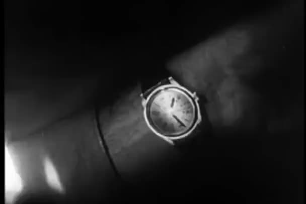 자신의 시계를 1940 — 비디오