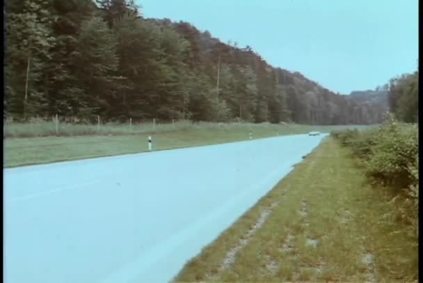 Αυτοκίνητα Επιτάχυνση Κάτω Από Δρόμο Χώρα — Αρχείο Βίντεο