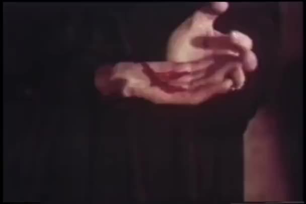 Κοντινό Πλάνο Του Αιματηρή Αρσενικά Χέρια Στο Παρασκήνιο — Αρχείο Βίντεο