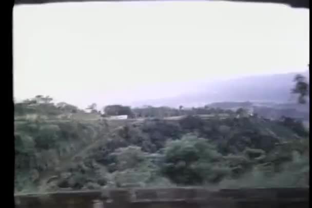 山が多い田舎の車の窓からの眺め — ストック動画