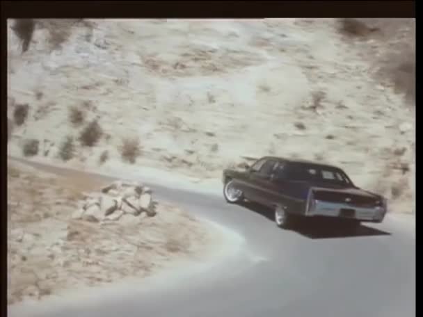 Araba 1970 Lerde Virajlı Dağ Yolunda Yavaşça Gidiyordu — Stok video