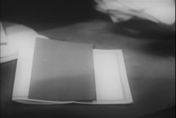 Închiderea Documentului Semnare Omului Stiloul Fântânii Anii 1930 — Videoclip de stoc