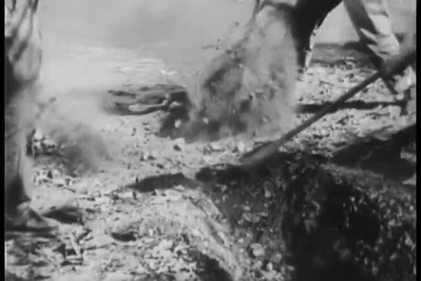 工人挖一条灌溉渠 — 图库视频影像