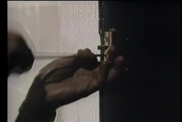 背景上安装门锁的人员的特写镜头 — 图库视频影像