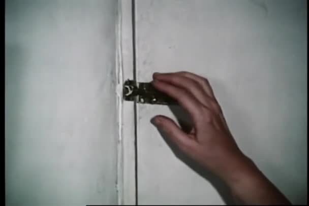 Μεγέθυνση Του Θηλυκό Χέρια Αργά Ξεκλείδωμα Πόρτας — Αρχείο Βίντεο