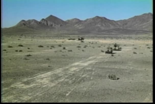 Tre Jeep Militari Che Attraversano Deserto Anni — Video Stock