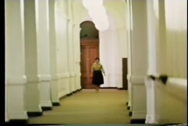 Long Shot Femme Dans Une Hâte Marcher Dans Long Couloir — Video
