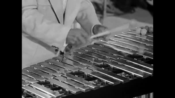 Närbild Musiker Spelar Xylofon 1950 Talet — Stockvideo