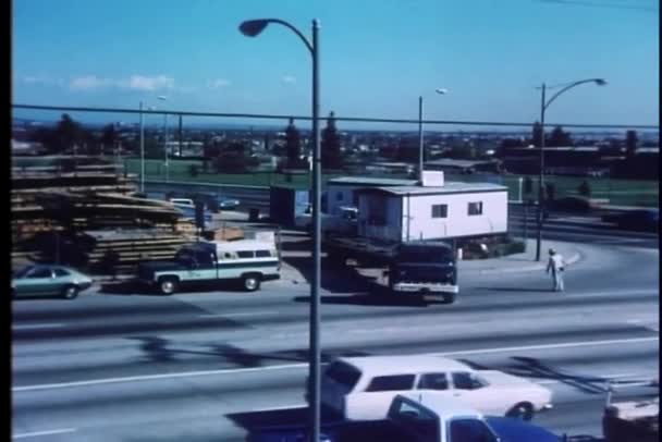 卡车离开建筑面积 — 图库视频影像