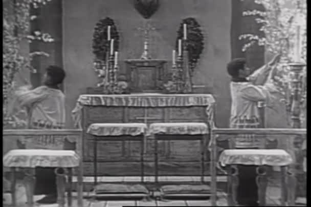 Altar Niños Encendiendo Velas Iglesia — Vídeo de stock