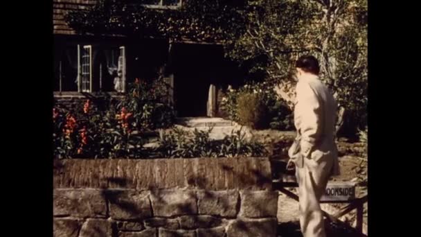 Οπίσθια Όψη Του Άνθρωπος Στο Κοστούμι Περπατώντας Προς Εξοχικό Σπίτι — Αρχείο Βίντεο