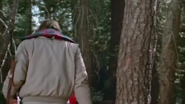 Dois Homens Menino Caminhando Caminho Floresta 1980 — Vídeo de Stock