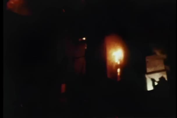 Зовнішній Знімок Пожежників Які Намагаються Загасити Вогонь Будівлі — стокове відео