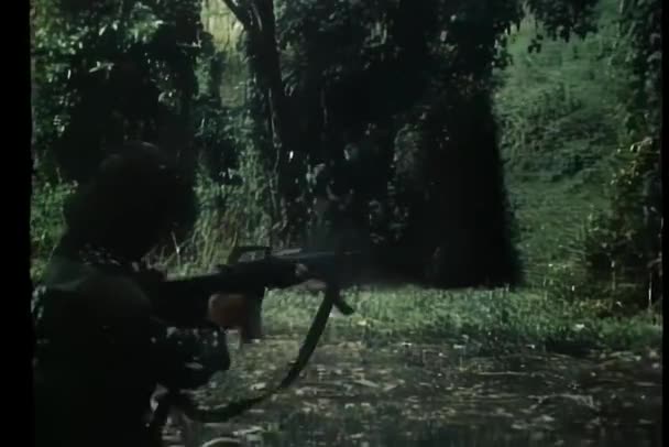 Soldaten Kämpfen Bewaldeten Hängen — Stockvideo
