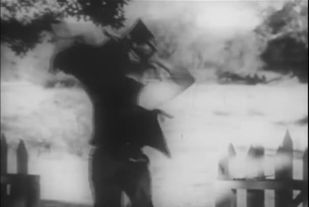 Widok Tyłu Człowieka Przenoszenia Statywu Aparatu Pozostawiając Gospodarstwo 1930 Roku — Wideo stockowe