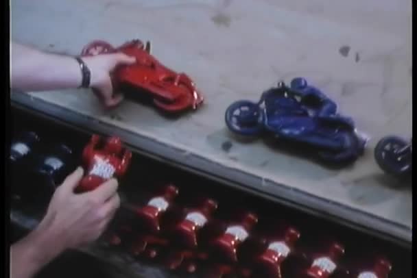 Homem Montando Brinquedos Linha Produção — Vídeo de Stock
