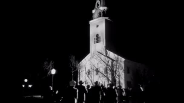 Vue Arrière Foule Précipitant Église Nuit — Video