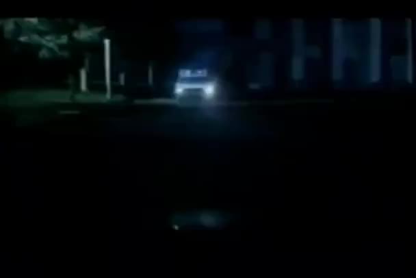 Автомобиль Препятствующий Полицейской Машине Ночью — стоковое видео