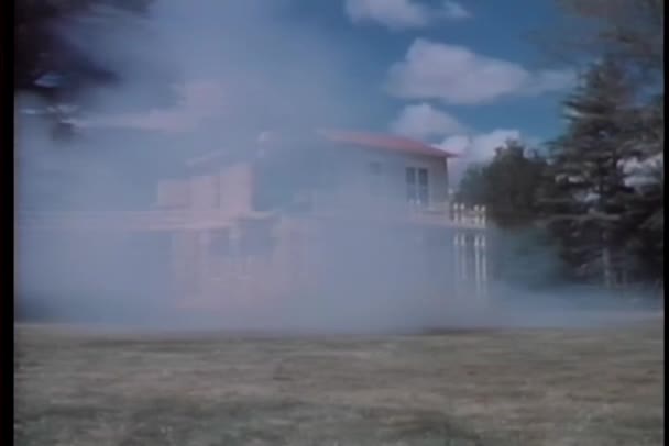 Rauch Haus Entkommen Wie Den Himmel Abhebt — Stockvideo