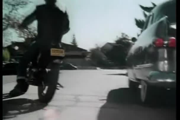 Rückansicht Eines Mannes Der Mit Dem Motorrad Die Straße Hinunterfährt — Stockvideo
