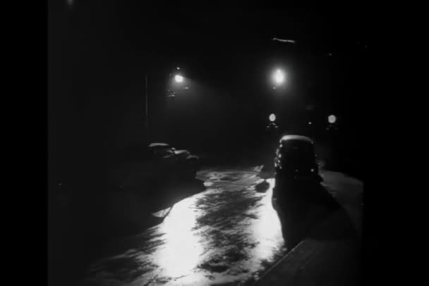 Carro Batendo Poste Lâmpada Noite 1940S 1940S Carro Que Corre — Vídeo de Stock