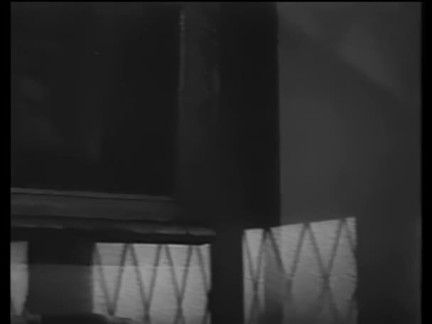 Пан Стіни Картиною Людини Сидить Кріслі — стокове відео