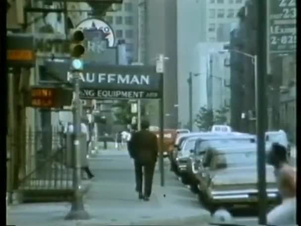 Şehirdeki Arabalarla Kaldırımda Yürüyen Adamlar — Stok video