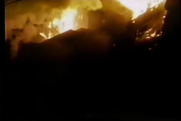 燃烧的高角度火车在铁轨上减慢 — 图库视频影像
