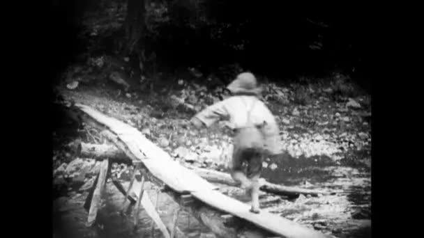Bakifrån Pojke Löper Gångbro Över Floden 1920 Talet — Stockvideo