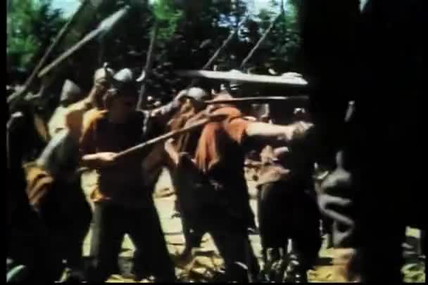 Ολόκληρη Την Πυροβόλησε Μεσαιωνική Πολεμιστές Αγωνίζονται Δάσος — Αρχείο Βίντεο