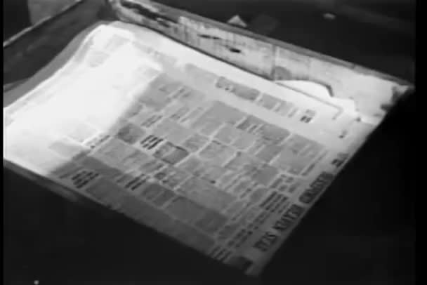 Μεγέθυνση Των Εφημερίδων Που Εκτυπώνονται Τυπογραφικό Πιεστήριο — Αρχείο Βίντεο