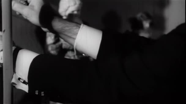Άντρας Αφαιρώντας Και Εισάγοντας Βελόνα Στην Κούκλα Βουντού — Αρχείο Βίντεο