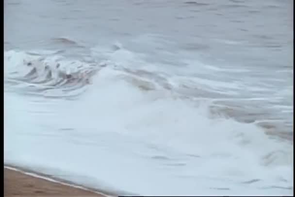 海浪打在阴雨天的海岸线 — 图库视频影像