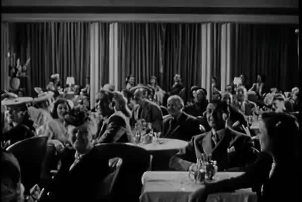 1940 Аудиторія Нічному Клубі Аплодує — стокове відео
