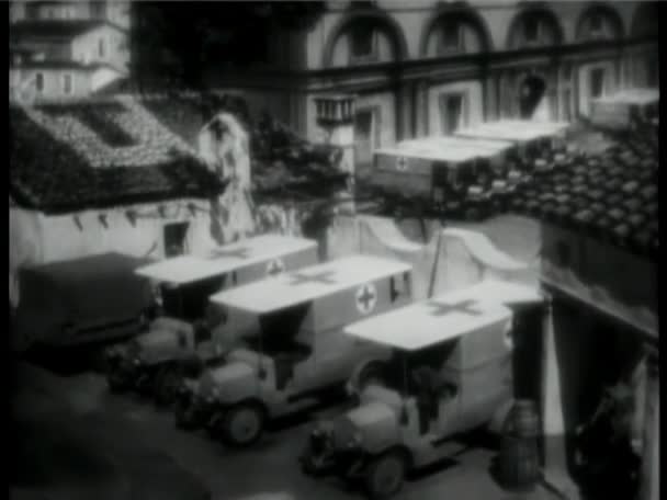 第一次世界大战红十字会救护车离开停车场的历史重演 — 图库视频影像