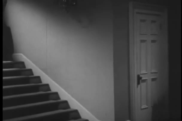 階段の家の中でのビューのポイント ショット — ストック動画
