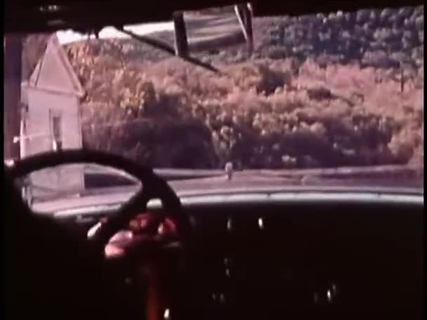 Vista Interior Mujer Que Conduce Coche Carretera Del País 1970 — Vídeo de stock