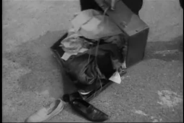 Bărbat Care Preia Conţinutul Valizei Trotuar Anii 1960 — Videoclip de stoc