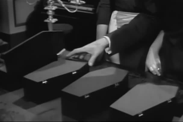 Man Öppningen Miniatyr Kistor Innehållande Kanoner 1950 Talet — Stockvideo